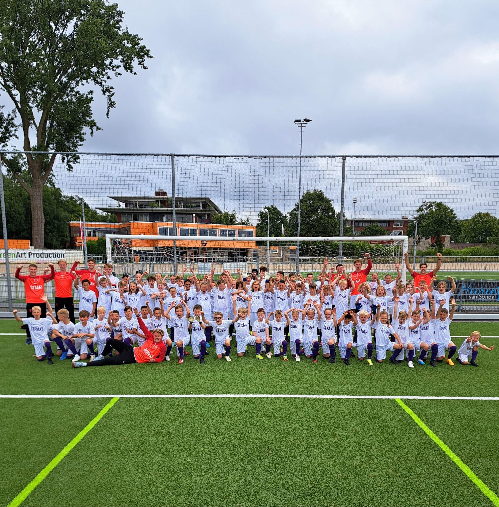 groepsfoto van het zomerkamp bij Jong Holland